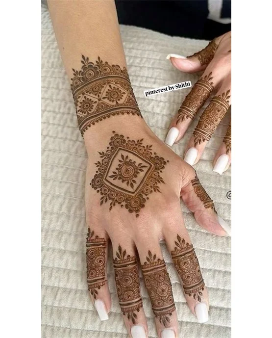 Heavy Motif Using Medallion Back Hand Mehndi Design Heavy Motif Using Medallion Back Hand Mehndi Design
